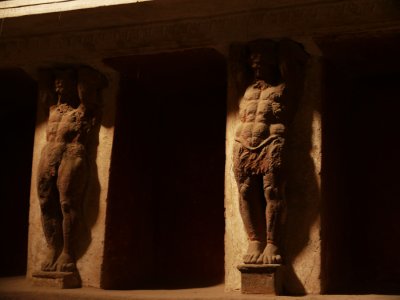 Statues in the bath house of Pompei web.jpg