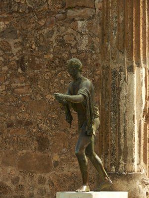 Statue and pillar Pompei web.jpg