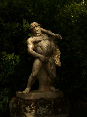 Statue in a garden of Herculaneum web.jpg