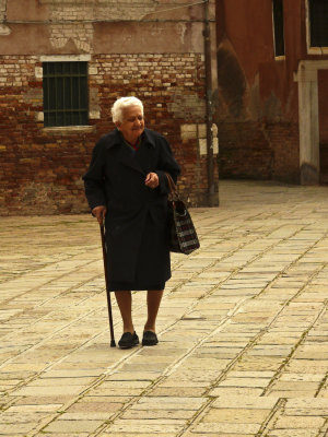 Old lady in Dorsoduro.jpg
