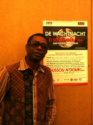 Youssou met affiche 001.jpg