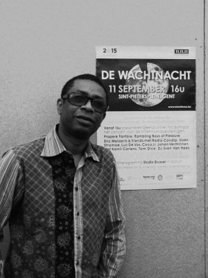 Youssou met affiche 001 bw.jpg