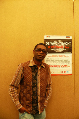 Youssou met affiche 002.jpg