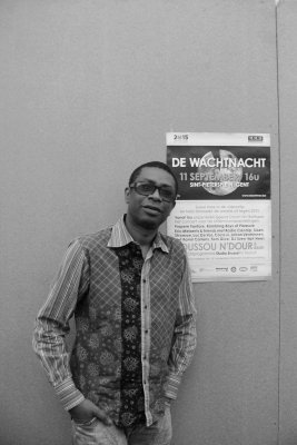 Youssou met affiche 002 bw.jpg