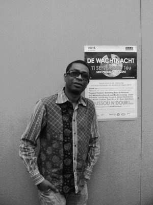 Youssou met affiche 003 bw.jpg