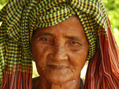 Old woman near Battambang.jpg