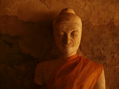 Buddha Statues in Haw Pha Kaeo 1.jpg