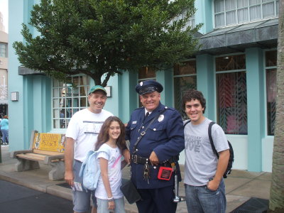 Luis, Nico Anita y policia