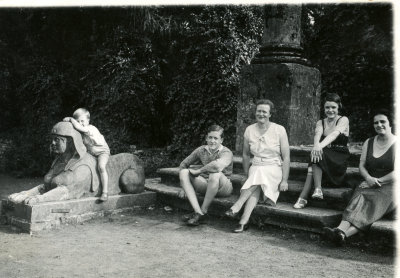 AU MME ENDROIT EN 1935 (la famille)