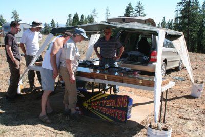 Ken and Ann buying meteorites from Mitterling Meteorites.
