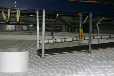 Cat walk with vacuum, cleaning between the honeycomb sections
