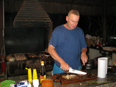 Marcelo mandando muito bem no churrasco !