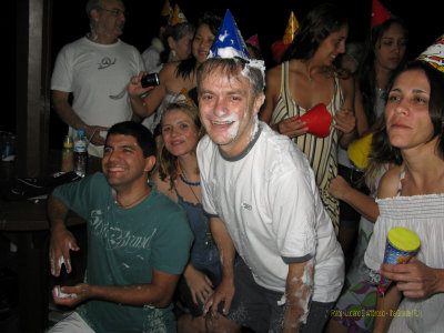 Ps Espuma ! Ningum entendeu bem porque o Lucinho levou 95 % da espuma da festa ...