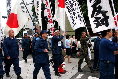 The Ultra-nationalists Crowding In From All Entrances Into Yasukuni