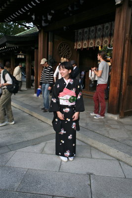 Girl In Kimono Posing @ Shrine Gate (1)
