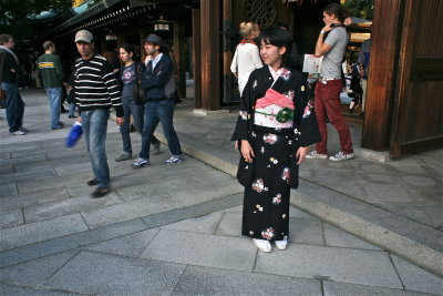 Girl In Kimono Posing @ Shrine Gate (2)