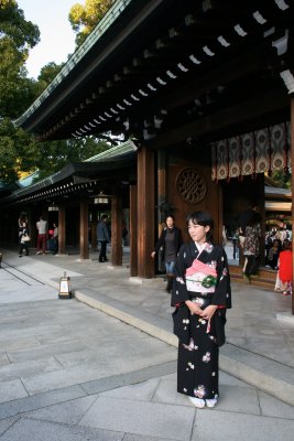 Girl In Kimono Posing @ Shrine Gate (4)