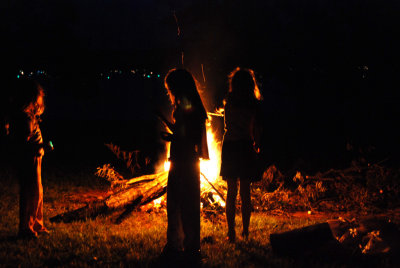 DSC_4000 Girls bonfire.JPG