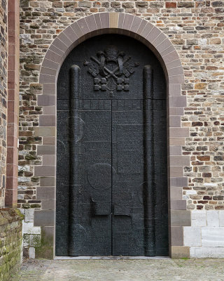 Bronze portal in Sint Servaasbasiliek
