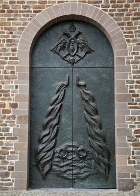 Bronze portal in Sint Servaasbasiliek