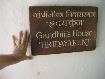 Sign to Gandhis Ahmedabad home (2010)
