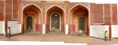 Rahil in a Humayan's Tomb alcove (4 Oct 2009)