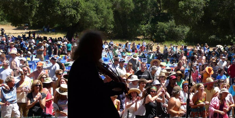 Fiddlin for a happy crowd