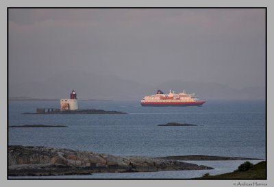 Kong Harald passing by Gjeslingan lighthouse