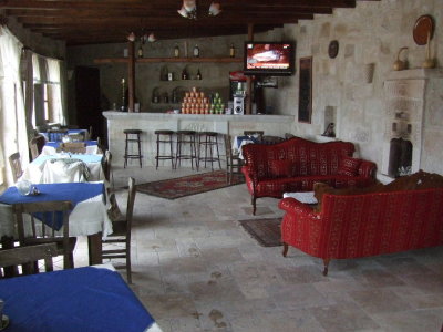 Goreme: Lobby and restaurant of the Traveller's Cave Hotel