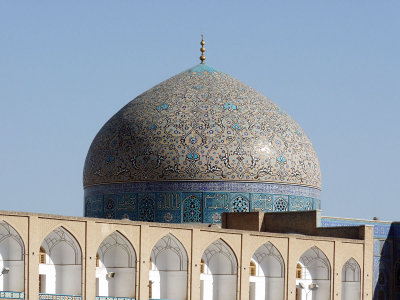 the pale dome makes extensive us of delicate cream-colored tiles that change colour throughout the day