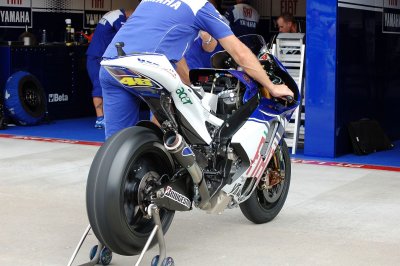 Pre Quali Engine Warm-up - Vales bike.jpg