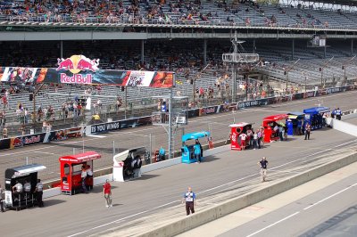 Team waiting for hot laps - Saturday.jpg