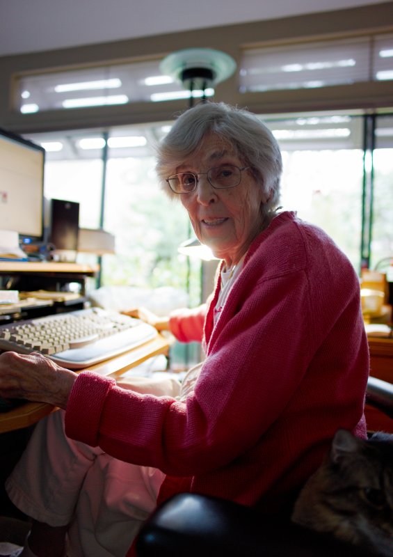 Mom at workstation contre jour