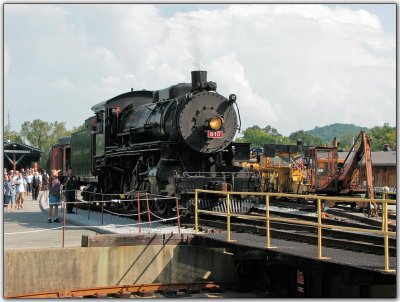 Number 610 approaching turntable