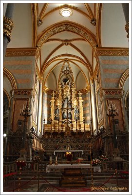 L'orgue et l'autel principal de l'église de San Domenico Maggiore