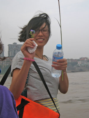 Showing me the bouquet and/or water bottle