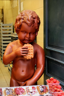 Manneke Pis eating  a waffle