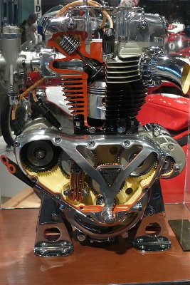 L1030917 - Cutaway Triumph motor