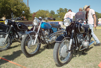 SDIM1360 - My '69 Commando S sandwiched between two BMWs