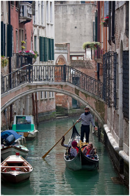 090325__450d03749_Venice_gondola_950x
