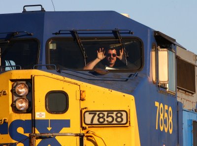 Guess he's not a fan of railfans. This is the second time I have seen this guy trying to ruin a shot.
