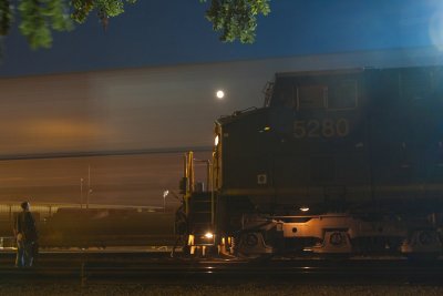 A crew member from CSX 5280 waits for Q128 to pass at north Howell