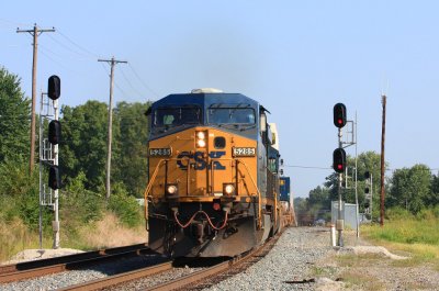 Hot pig train Q121 splits the signals at Southern crossing