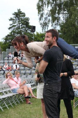 Carsten Skjelbreid carrying a singing Katrine Moholt