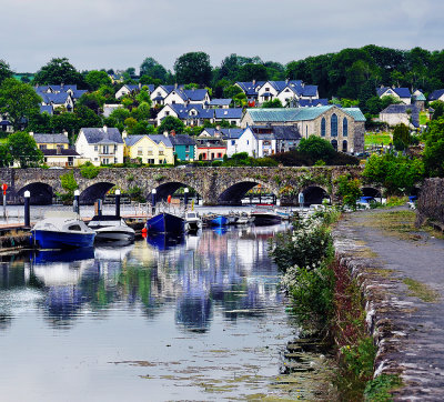 Houses overlooking the Shannon River