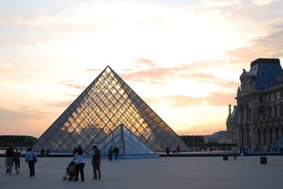 Muse du Louvre  (Louvre Museum)  / Paris, France