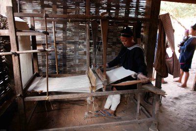 Lantien woman weaving in Ban Nam Lue