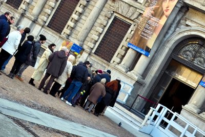 People in front of Palazzo Marino