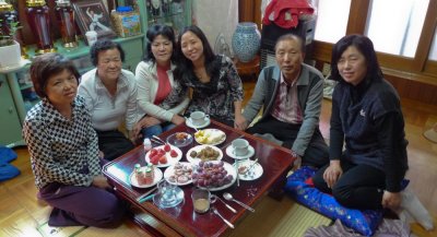 P1000517 Mom, her sisters, Sunny, Uncle 