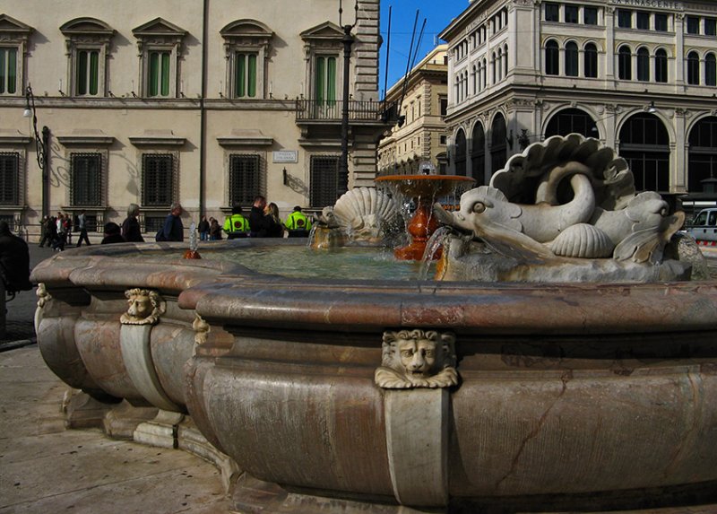 Fountain on Piazza Colonna1205